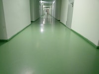 Полимерное покрытие в коридоре 